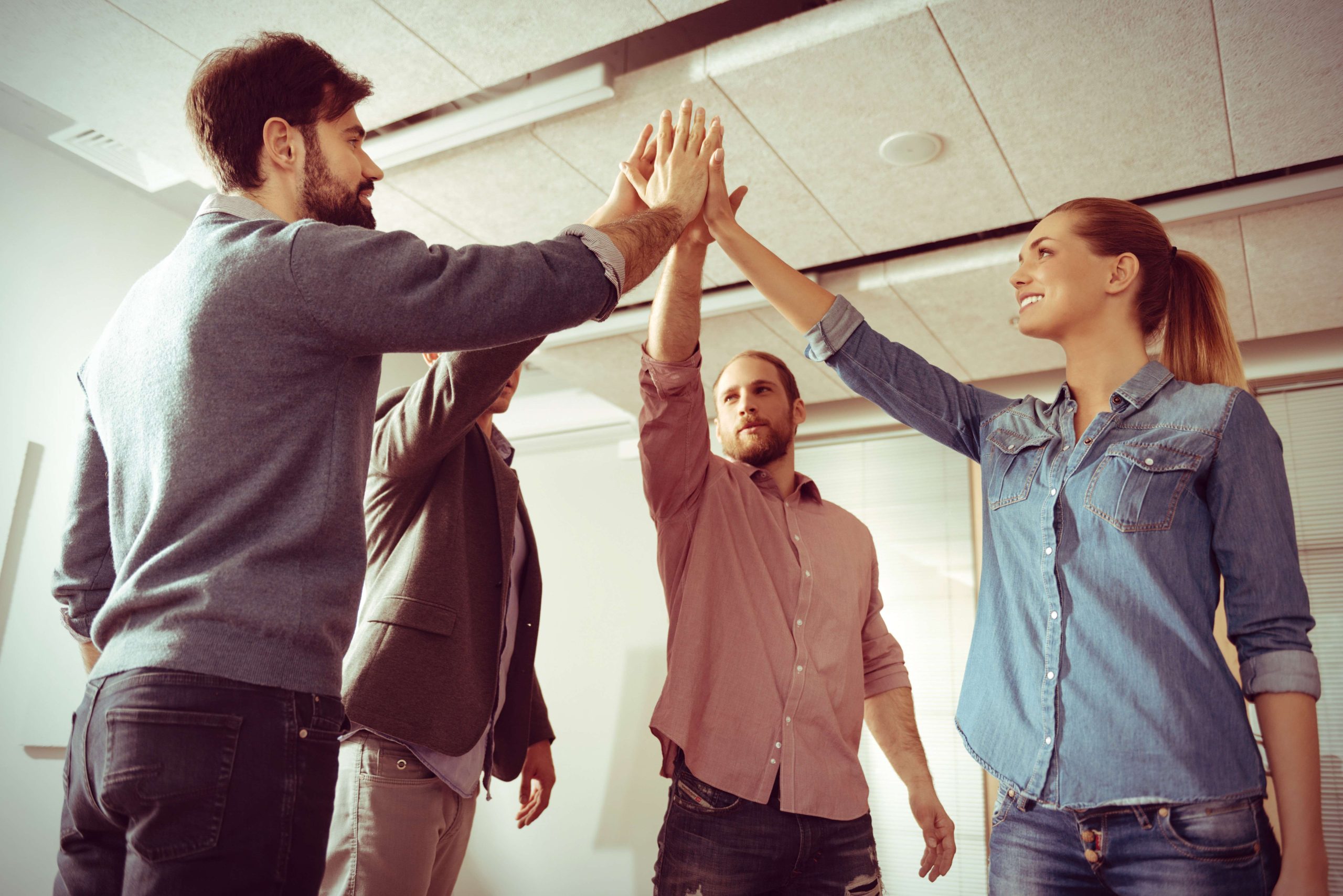 Два человека дают друг другу пять. Friends and colleagues. Команда дизайнеров. Culture support team. Монотонный диалог.